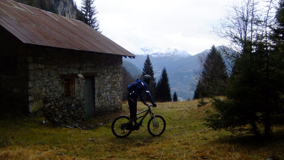 a chalet, a mountain, a bike