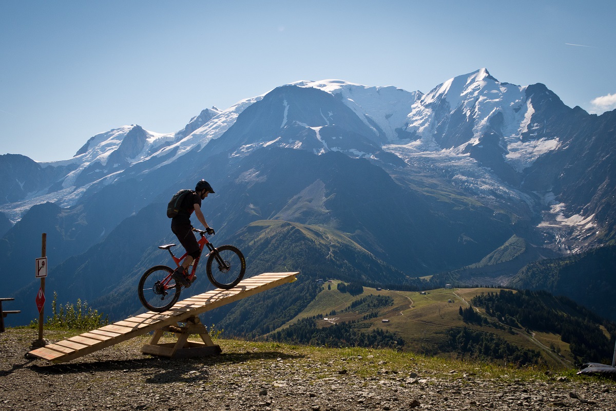 This is the new entrance to the Les Houches DH track. I like the backdrop...
